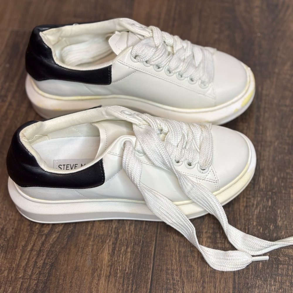Steve Madden White Sneakers with Black Heel Accent size 4.5 girls
